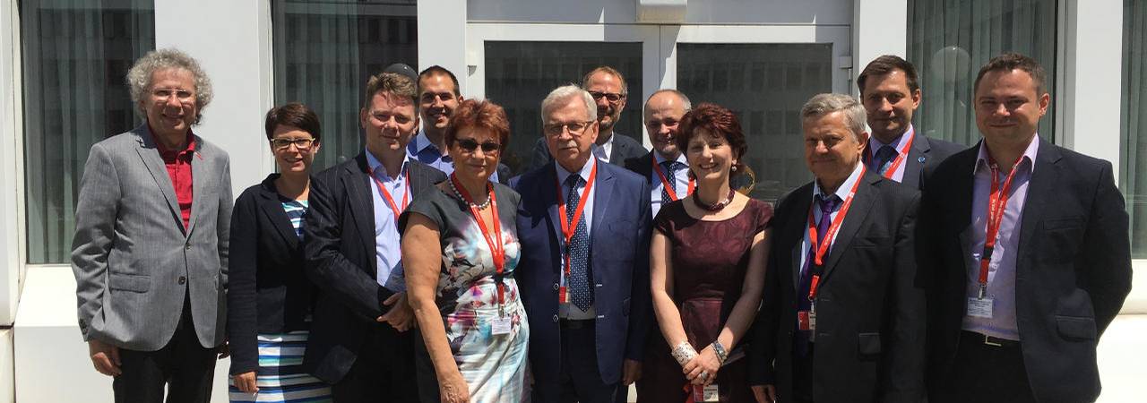 Od lewej: Kurt Höfling (Wiener Linien); Marlene Grüssinger (Wiener Linien); Nikolaus Panzera (Wiener Linien); Marcin Kotlowski (WH-Medien); Joanna Ziemska (tłumaczka); Tadeusz Trzmiel (Zastępca Prezydenta Miasta Krakowa); Gregor Stratil-Sauer (Wydział Magistratu MA 18, Miasto Wiedeń); DI Krzysztof Nowak (Eurocomm-PR Kraków); Bettina Klötzl (Wiener Stadtwerke Holding); Ryszard Langer (Krakowski Holding Komunalny); Piotr Ziętara (MPWiK); Marcin Gałan (Krakowski Holding Komunalny)